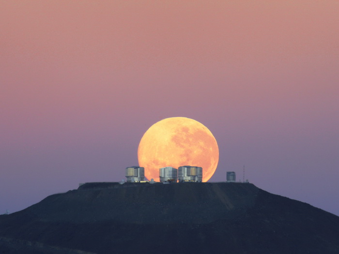 Mondaufgang hinter dem Cerro Paranal © ESO
