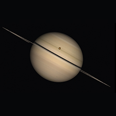 Ein Transit von Titan vor Saturn